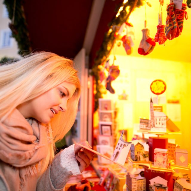 tvb-hallein-dürrnberg-erleben-advent-bayrhamerplatz-adventmarkt-dame-aussteller